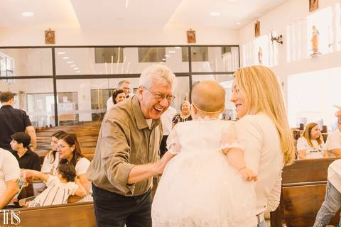 avó brincando com bebê em batizado - fotografa em sp sbc abc'