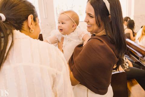 bebê no colo de madrinha em batizado - fotografa em sp sbc abc'