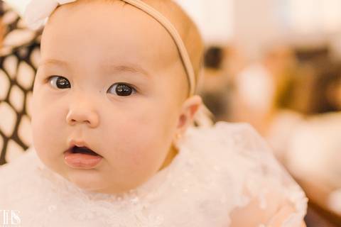 bebê olhando para câmera batizado - fotografa em sp sbc abc'