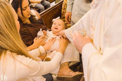 bebê chorando em batizado - fotografa em sp sbc abc'