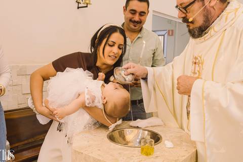 bebê recebendo benção do oleo batizado - fotografa em sp sbc abc'