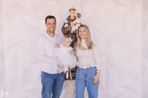 pais com filha na frente de imagem em batizado - fotografa em sp sbc abc'