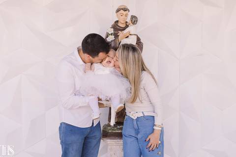 pais beijando rostinho de filha em batizado - fotografa em sp sbc abc'