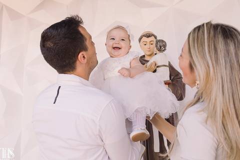 bebê rindo no colo do pai em frente de imagem são francisco de asis - fotografa em sp sbc abc'