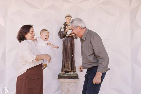 bebê rindo no colo de avós - fotografa em sp sbc abc'