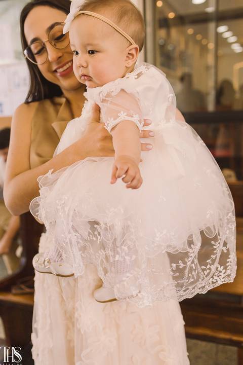 madrinha segurando bebê batizado - fotografa em sp sbc abc'