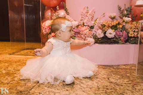 bebê no chão perto da decoração em comemoração batizado - fotografa em sp sbc abc'