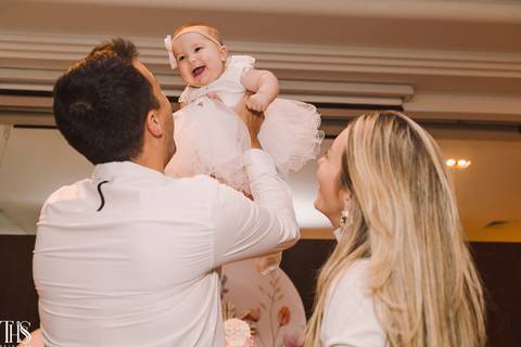 bebê rindo no colo do pai em comemoração batizado - fotografa em sp sbc abc'