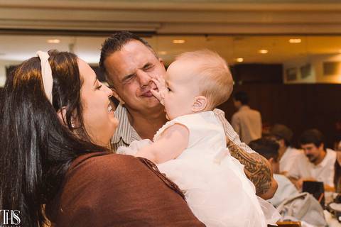 bebê no colo de padrinhos comemoração batizado - fotografa em sp sbc abc'