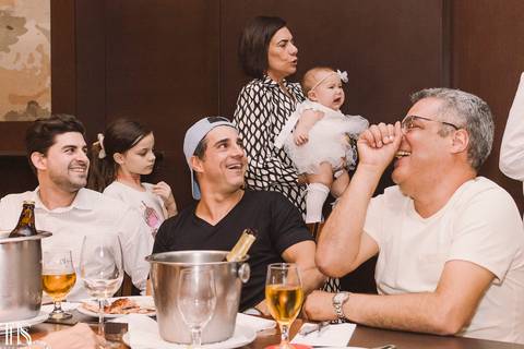 familiares rindo comemoração de batizaod - fotografa em sp sbc abc'