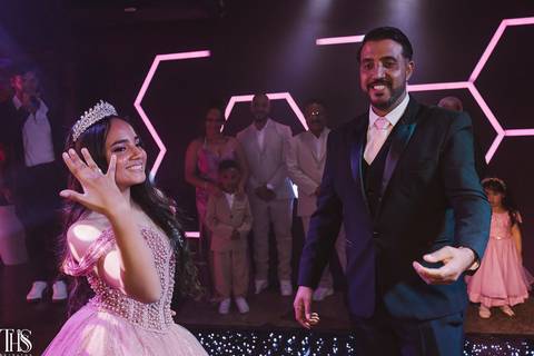 debutante mostrando o anel para os convidados com pais sorrindo 15 anos - fotografa em sp '