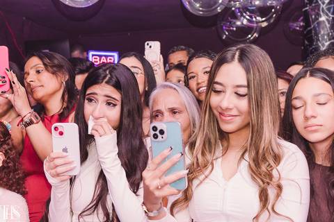 convidadas filmando em festa de 15 anos - fotografa em sp sbc abc'