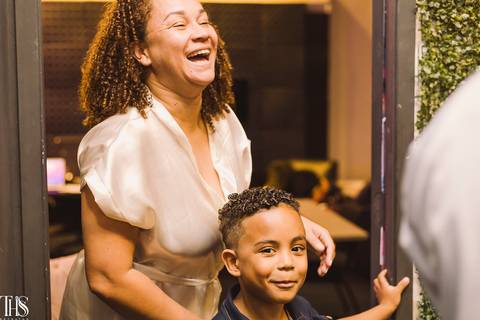 mãe de debutante rindo e irmão ao lado - fotografa em sp sbc abc'