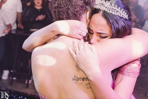 debutante abraçando mãe emocionada festa de 15 anos - fotografa em sp '