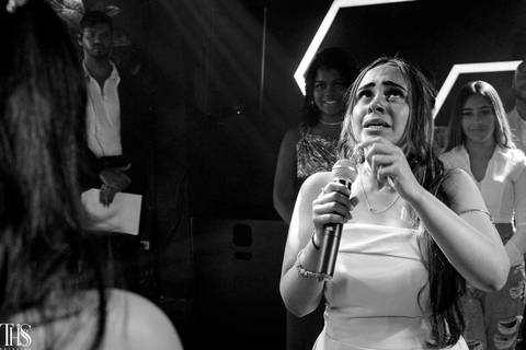 foto preto e branco amiga da debutante chorando fotografa em sbc'