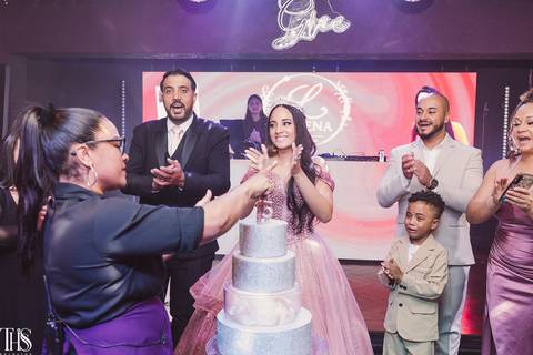 parabéns 15 anos familia em volta do bolo - fotografa em abc'