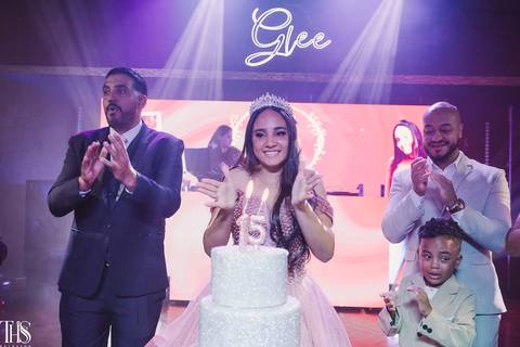 hora do parabéns debutante 15 anos família em volta do bolo - fotografa em sbc'