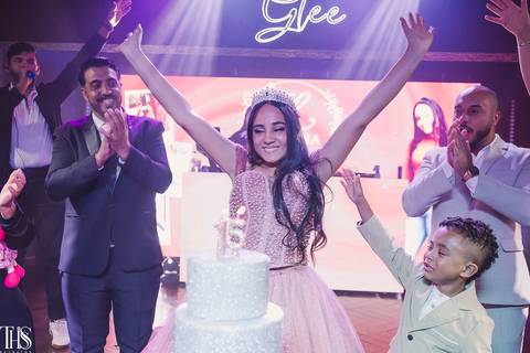 debutante e familia em volta do bolo - fotografa em sbc'