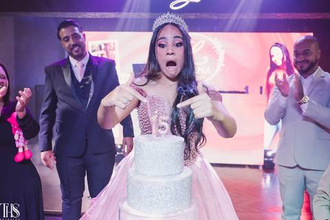 debutante mostrando vela de 15 anos - fotografa em sbc'