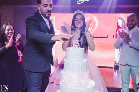 pai da debutante apagando vela - fotografa em sbc'