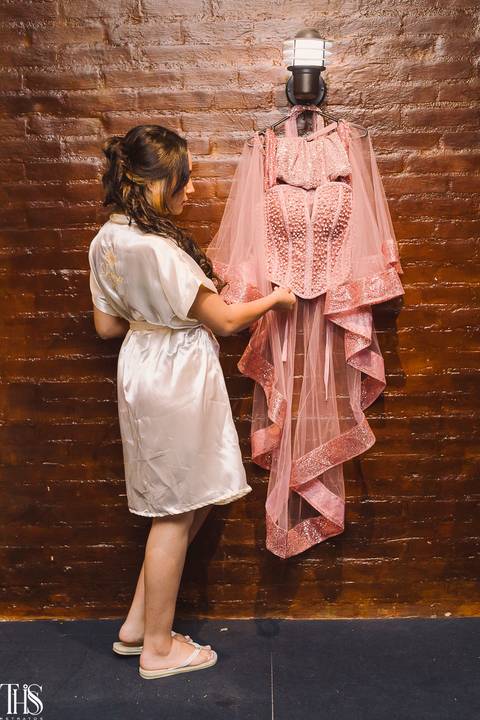 debutante segurando vestido em making off - fotografa em sbc'
