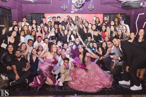 debutante com convidados na pista de dança - fotografa em sbc'