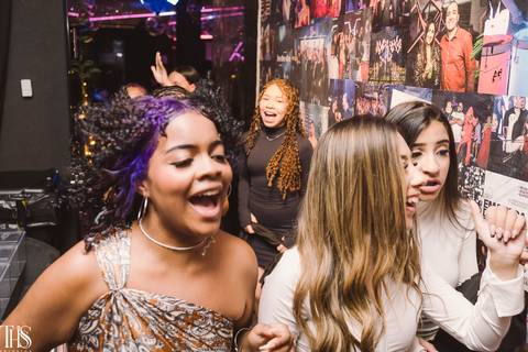 amigas da debutante sorrindo fotografa em sp'