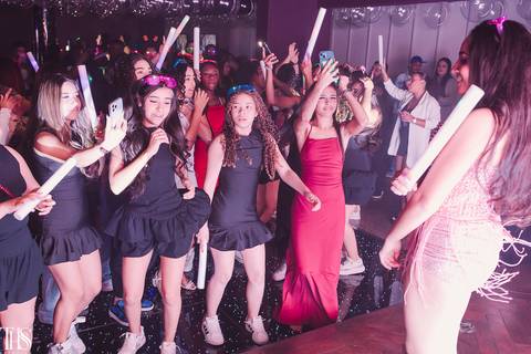 amigas da debutante com debutante na balada fotografa em sbc'