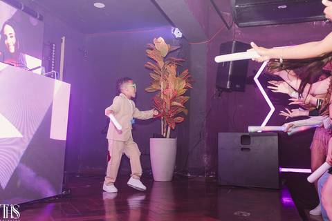 irmão da debutante no palco balda festa de 15 anos fotografa em sp'