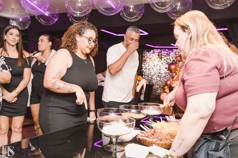 convidados na mesa de doces fotografa em sbc'