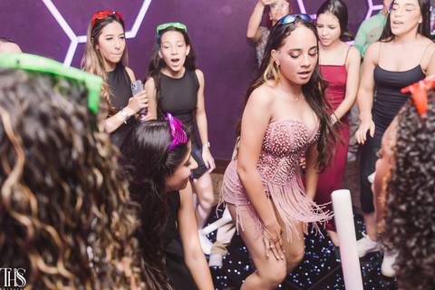 debutante na balada rodinha com amigas festa de 15 anos fotografa no abc'