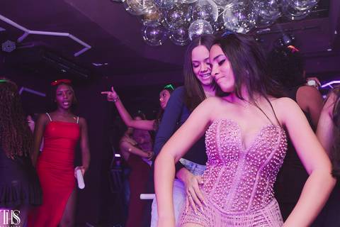debutante dançando com convidada  festa de 15 anos fotografa em sp'