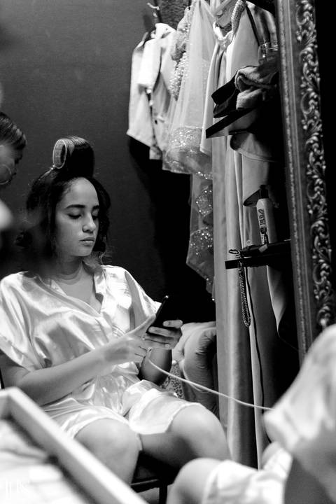 debutante mechendo no celular foto preto e branco - fotografa em sp '