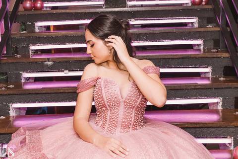 debutante mexendo no cabelo sentada na escada 15 anos - fotografa em sp '