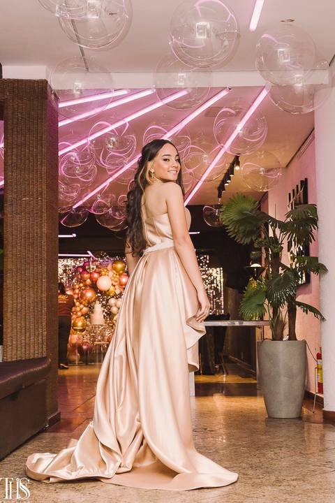 debutante de lado olhando para câmera 15 anos - fotografa em sp '