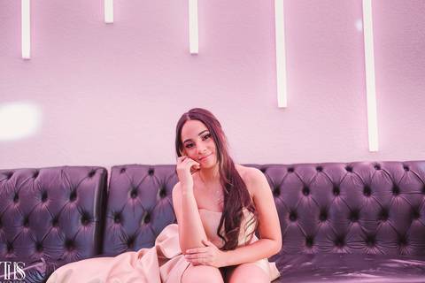 debutante com vestido de recepção sentada em sofá 15 anos - fotografa em sp '