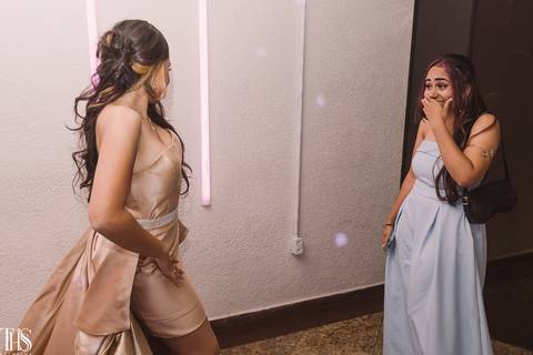 amiga da debutante com mão na boca olhando para ela em festa de 15 anos - fotografa em sp sbc abc'