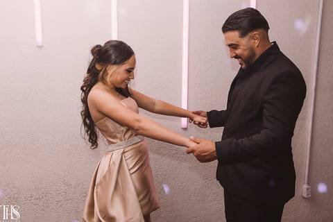 pai olhando vestido de debutante em festa de 15 anos - fotografa em sp '