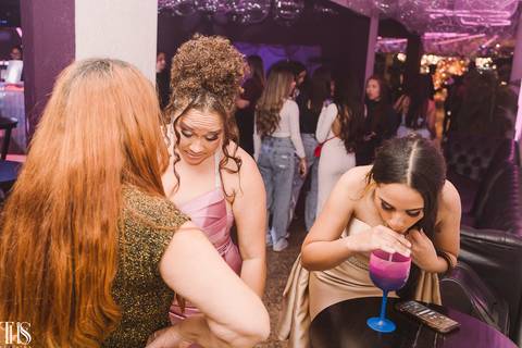 mãe e debutante aproveitando festa - fotografa em sp'