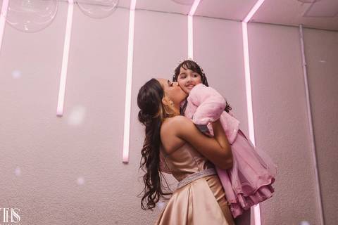 debutante beijando rosto de convidada criança 15 anos - fotografa em sp sbc abc'