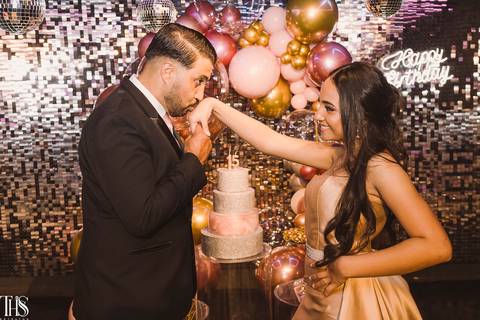 pai beijando mão de filha debutante 15 anos - fotografa no abc'