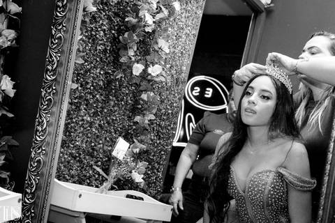 debutante colocando coroa  foto preto e branco 15 anos - fotografa em sp sbc abc'