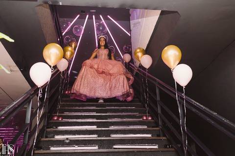debutante descendo as escadas em festa de 15 anos - fotografa em no abc'