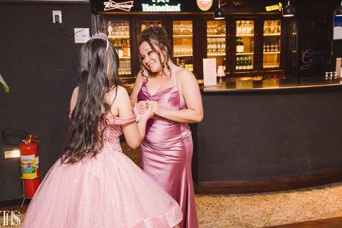 mãe segurando mão da filha debutante 15 anos - fotografa em sp '