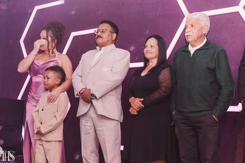 Familia da debutante emocionada festa de 15 anos- fotografa em sbc'