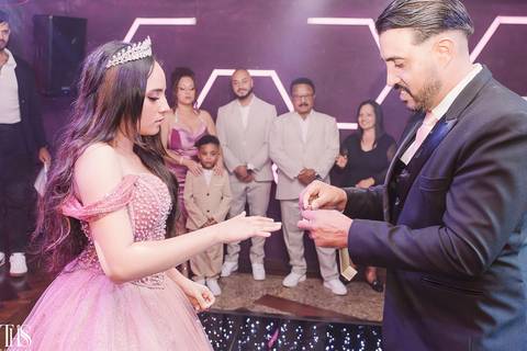 pai da debutante colocando o anel em cerimônia - fotografa em sp '