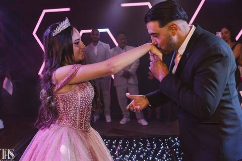 pai beijando mão da debutante em festa de 15 anos - fotografa em sp '