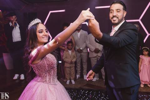 pai mostrando anel na mão da debutante em festa de 15 anos - fotografa em sbc'