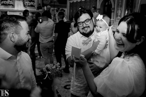 foto preto e branco de batizado familia rindo - fotografa em sp'