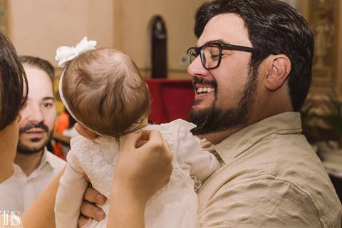 bebê no colo do pai em batizado - fotografa em santo andré '